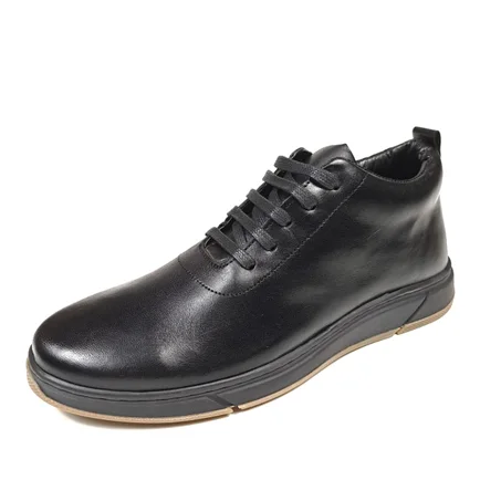 حذاء من الجلد الرطب الناعم