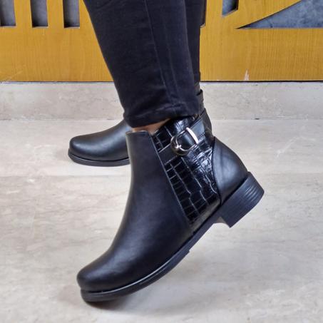 حذاء من الجلد الرطب بكعب مسطح