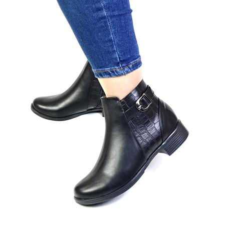 حذاء من الجلد الرطب بكعب مسطح