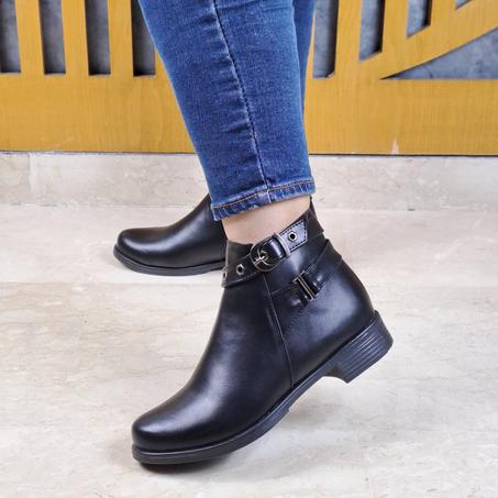 حذاء من الجلد الرطب بكعب مسطح