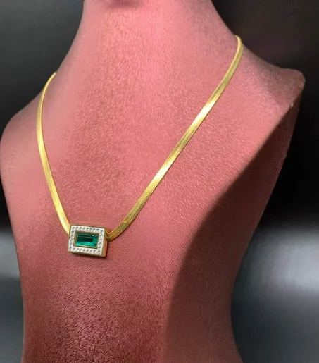 قلادة الزركون الاخضر en acier inoxydable