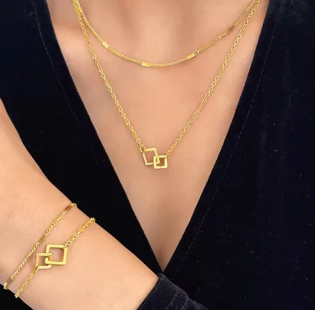 Ensemble collier et gourmette pendentif carré