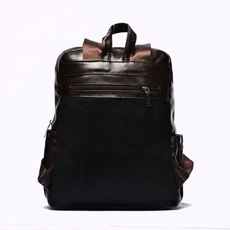 Sac à dos en cuir marron noirci avec multiples compartiments