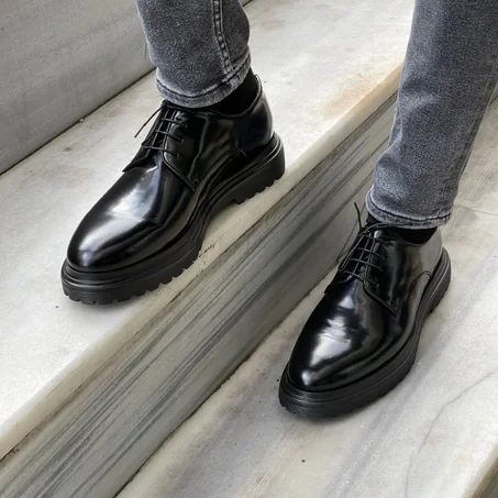 Chaussures à lacets en cuir noir