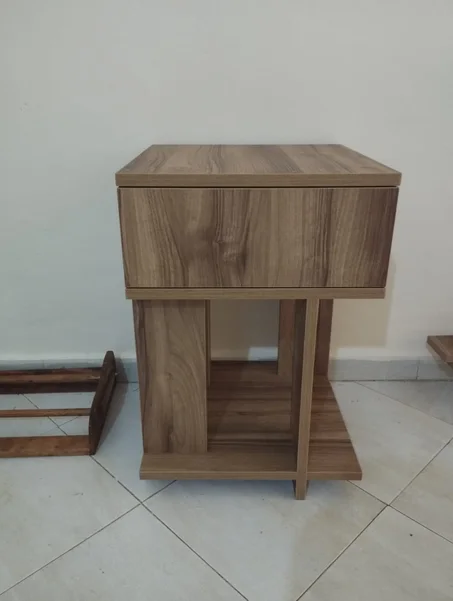 طاولة جانبية