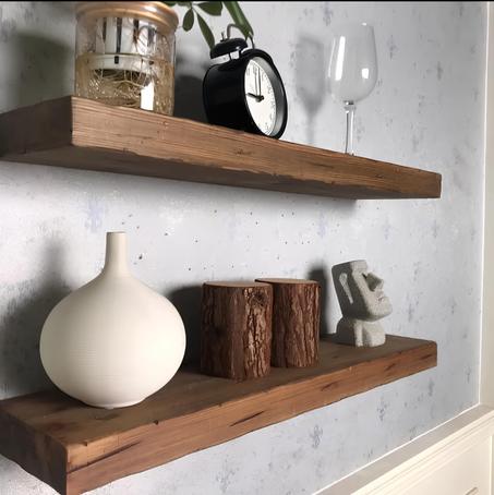 رف خشبي جداري – لمسة أناقة في كل زاوية من منزلك