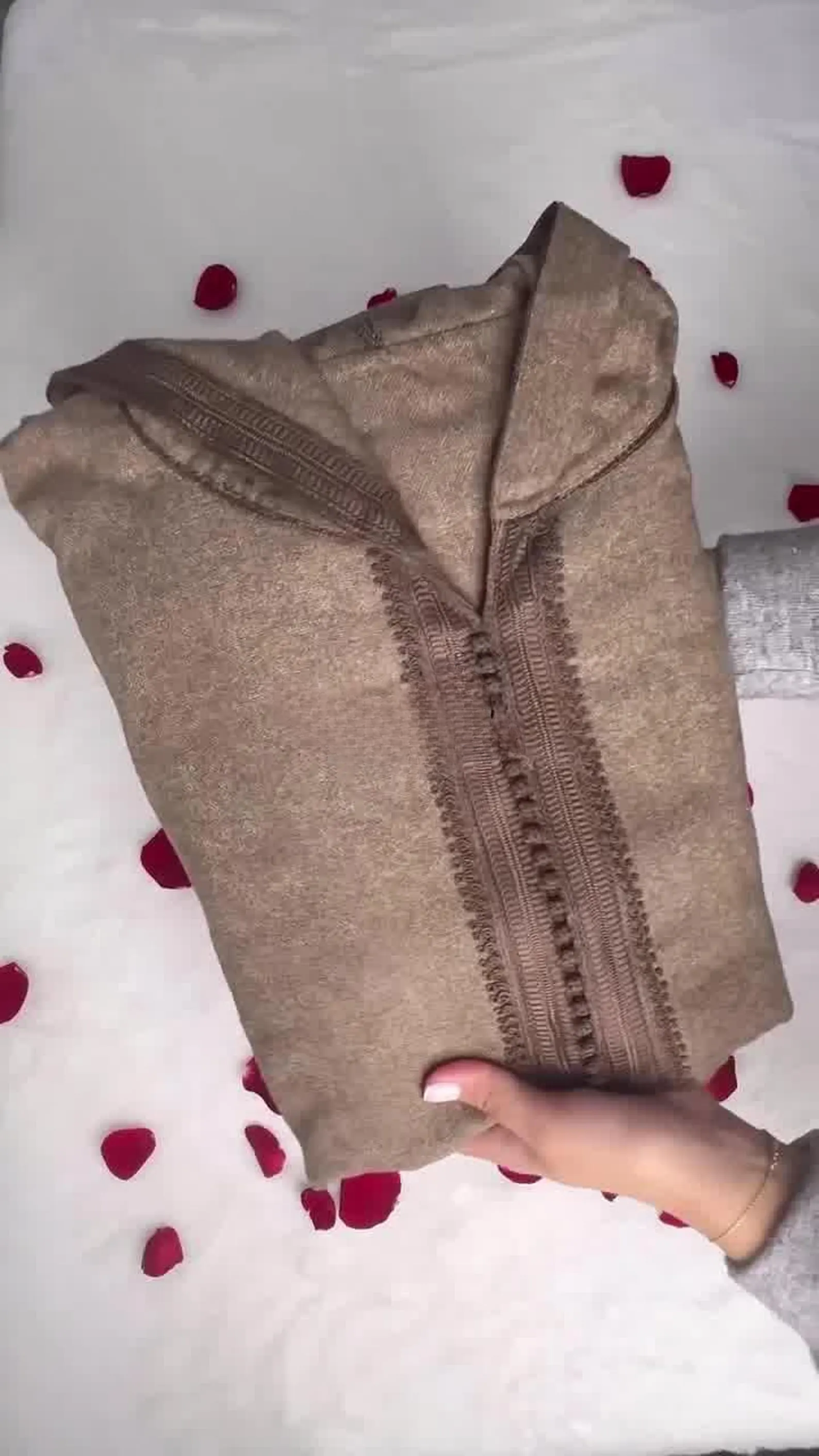 جلابة مغربية تقليدية للرجال من الصوف الطبيعي، تصميم طويل مع قبعة لدفء وأناقة الشتاء، صناعة يدوية فاخرة بمقاسات وألوان متعددة﻿