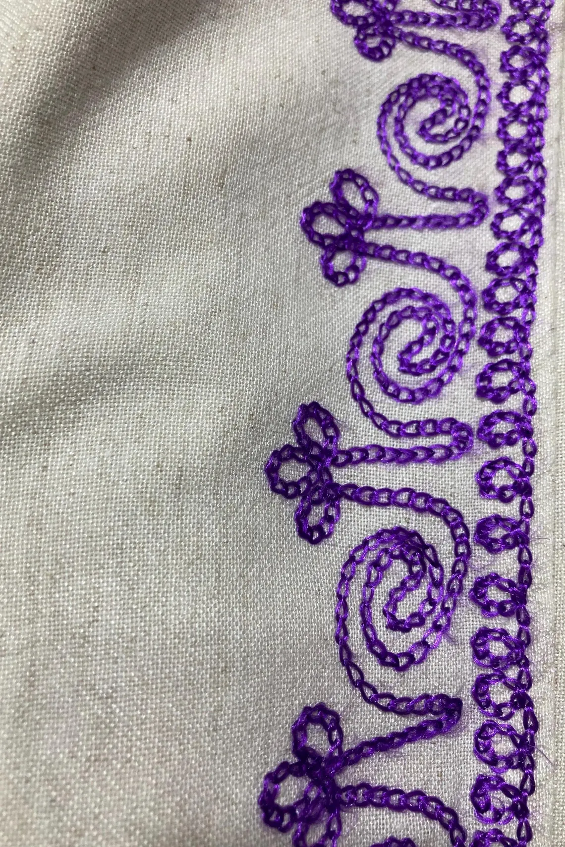 طقم كتان مغربي مطرز – تصميم عصري لبنطلون وتوب، مريح وملائم للجميع﻿