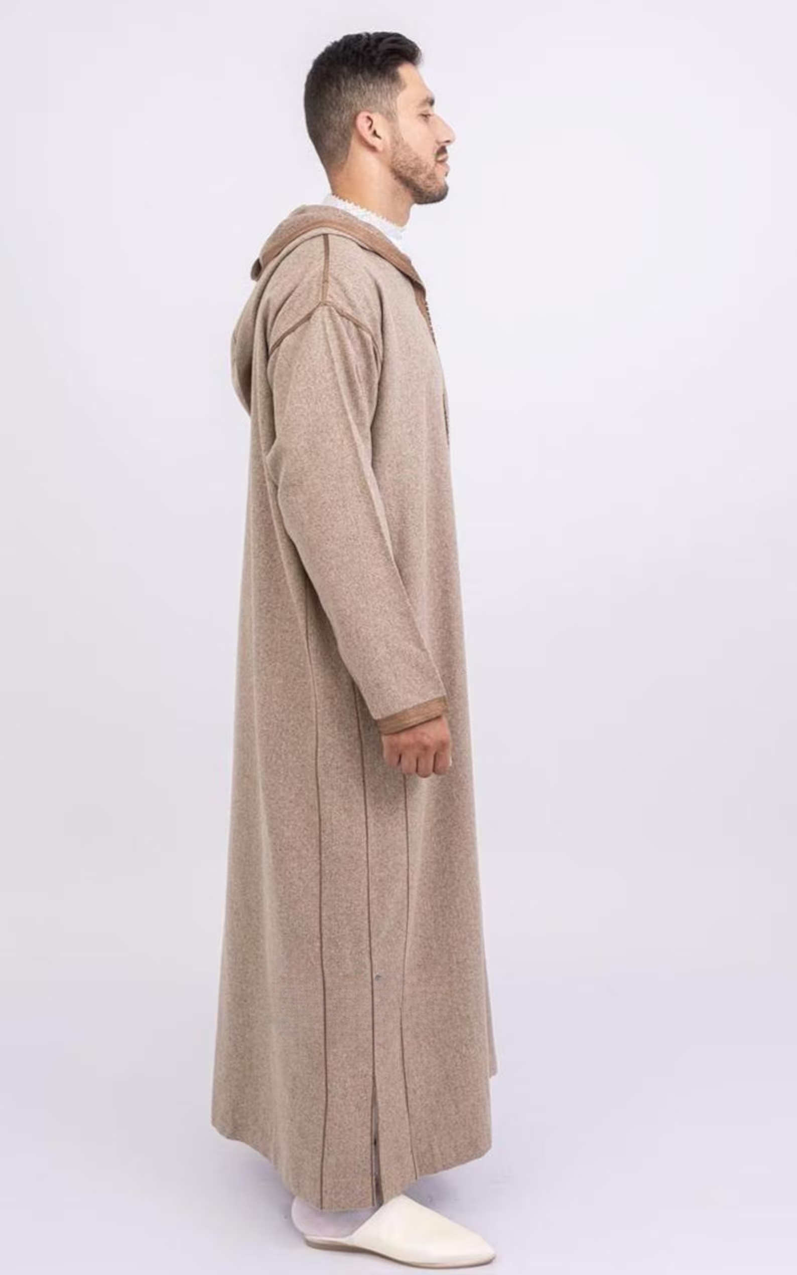 جلابة مغربية تقليدية للرجال من الصوف الطبيعي، تصميم طويل مع قبعة لدفء وأناقة الشتاء، صناعة يدوية فاخرة بمقاسات وألوان متعددة﻿