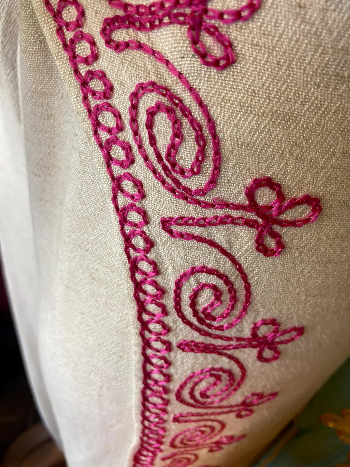 طقم كتان مغربي مطرز – تصميم عصري لبنطلون وتوب، مريح وملائم للجميع﻿