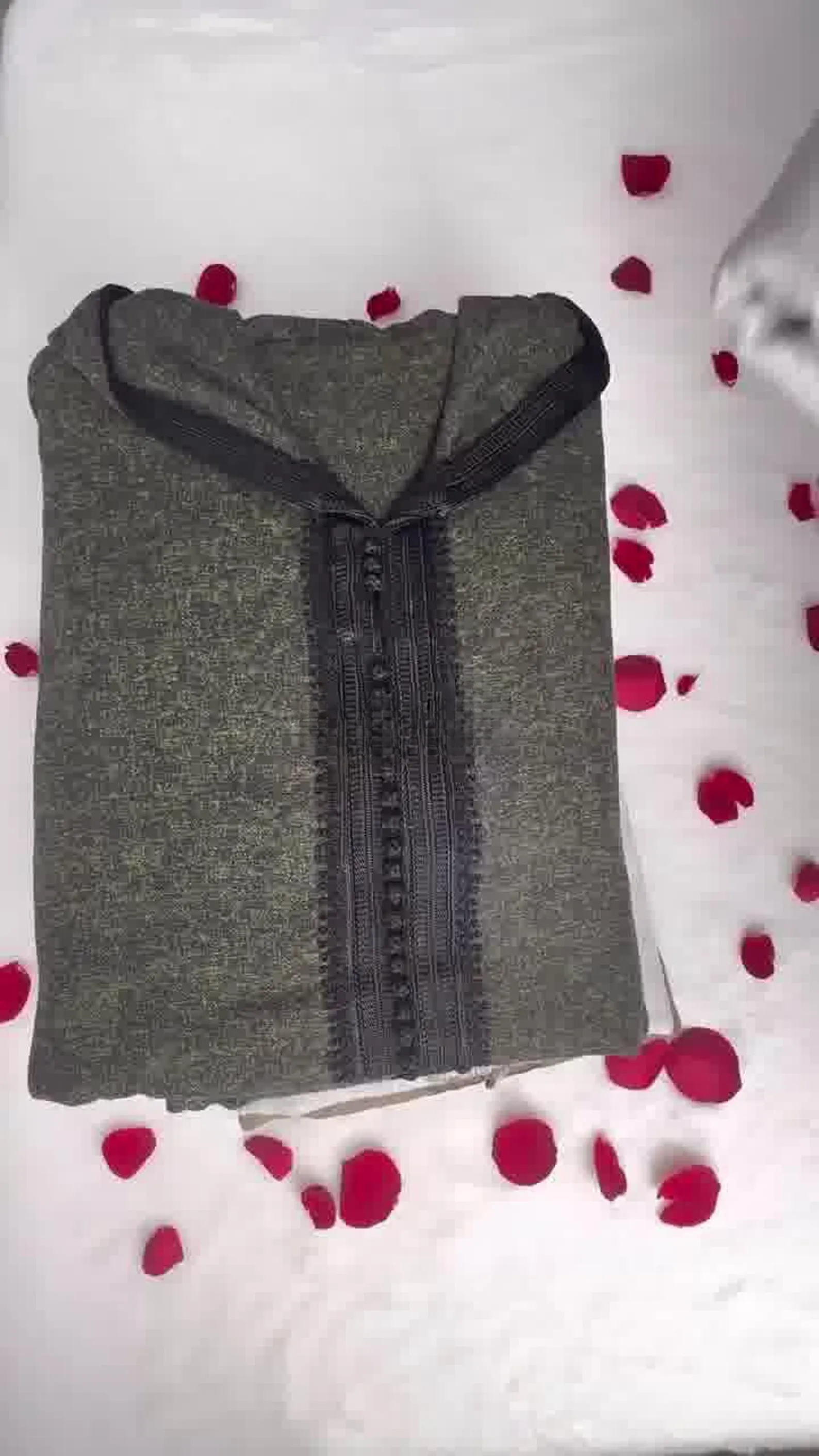 جلابة مغربية تقليدية للرجال من الصوف الطبيعي، تصميم طويل مع قبعة لدفء وأناقة الشتاء، صناعة يدوية فاخرة بمقاسات وألوان متعددة﻿