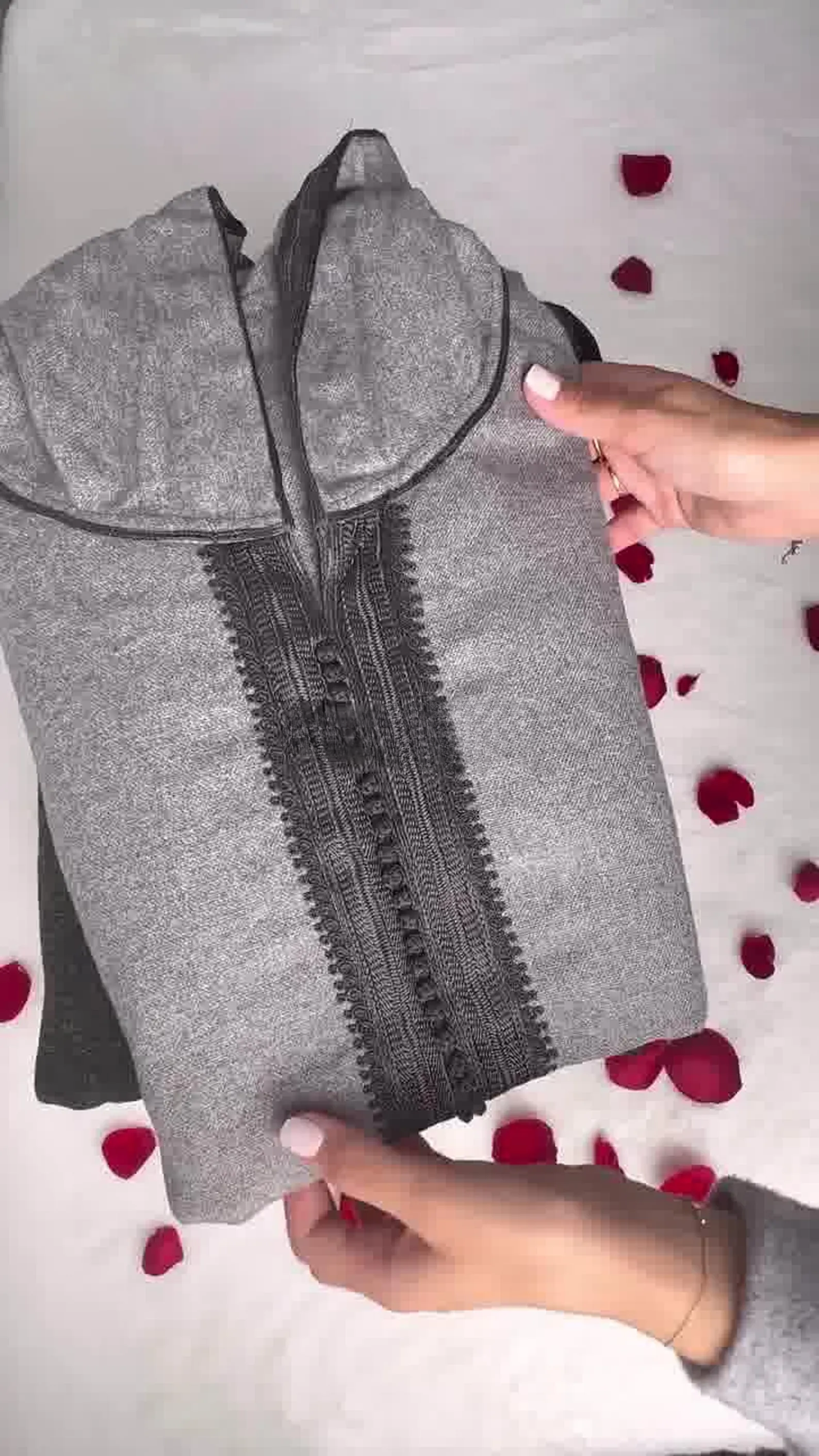 جلابة مغربية تقليدية للرجال من الصوف الطبيعي، تصميم طويل مع قبعة لدفء وأناقة الشتاء، صناعة يدوية فاخرة بمقاسات وألوان متعددة﻿