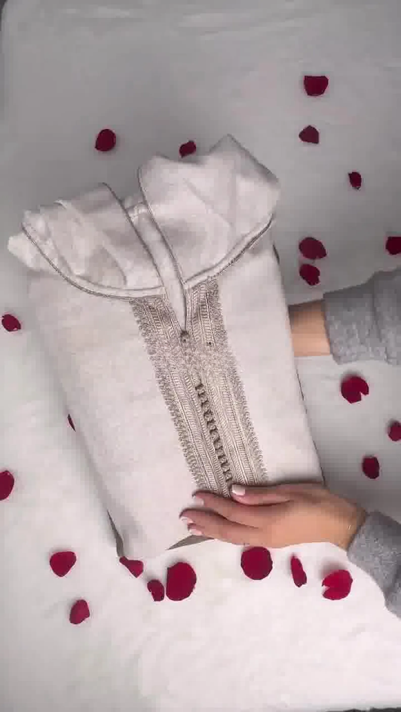 جلابة مغربية تقليدية للرجال من الصوف الطبيعي، تصميم طويل مع قبعة لدفء وأناقة الشتاء، صناعة يدوية فاخرة بمقاسات وألوان متعددة﻿