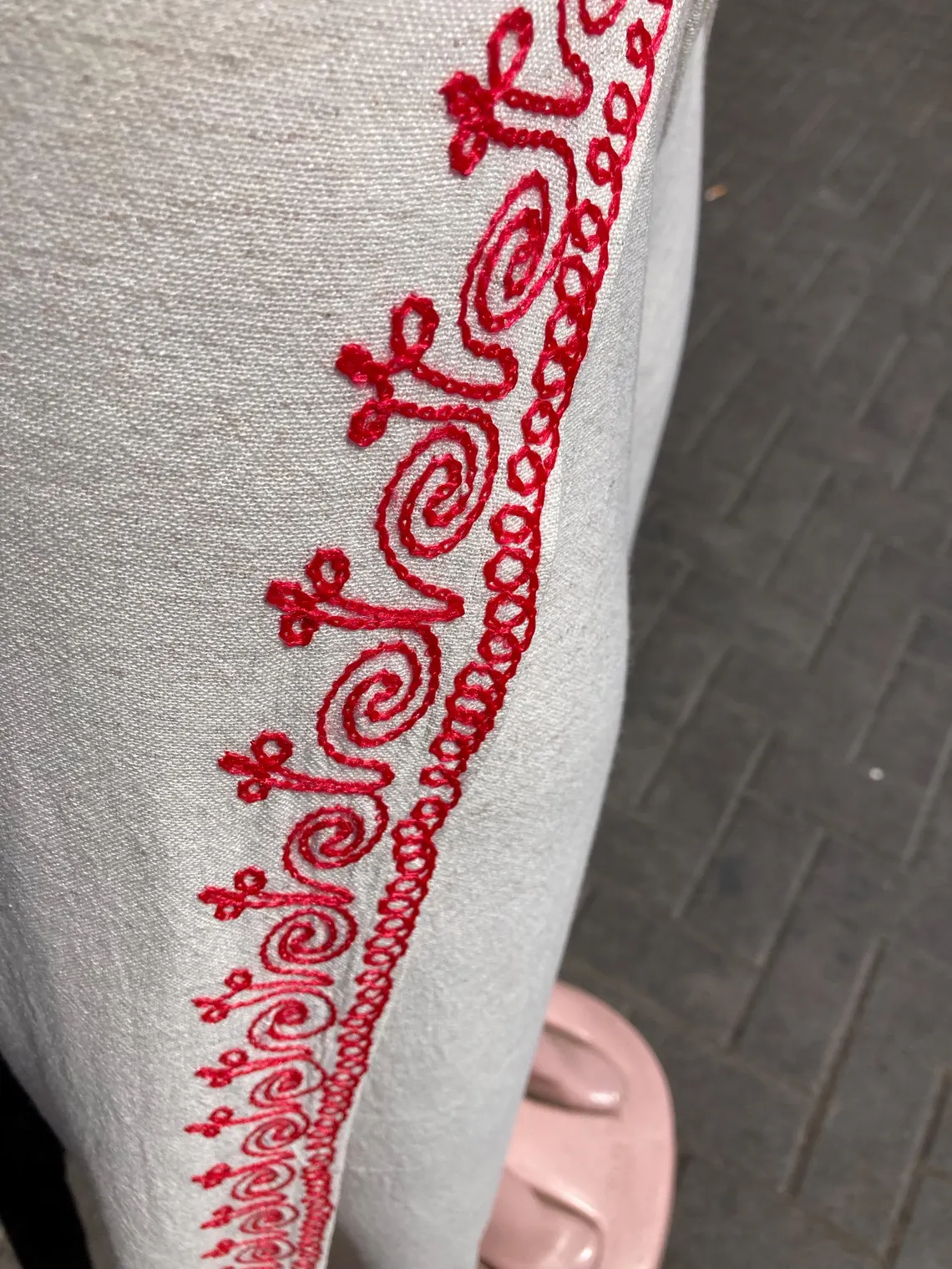 طقم كتان مغربي مطرز – تصميم عصري لبنطلون وتوب، مريح وملائم للجميع﻿