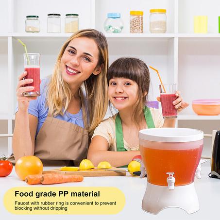 نقدم لك الرفيق المثالي في صيف : موزع العصير الثلاثي الخاص بنا