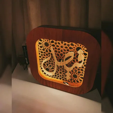 لوحة اسم مضيئة بتصميم راقي