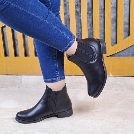 حذاء جلد ناعم و رطب ذو كعب مسطح