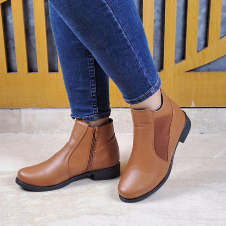 حذاء جلد ناعم و رطب ذو كعب مسطح