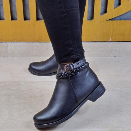 حذاء جلد ناعم و رطب ذو كعب مسطح