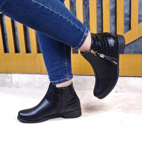 حذاء جلد ناعم و رطب ذو كعب مسطح