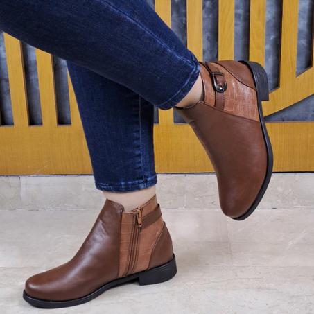 حذاء جلد ناعم و رطب ذو كعب مسطح