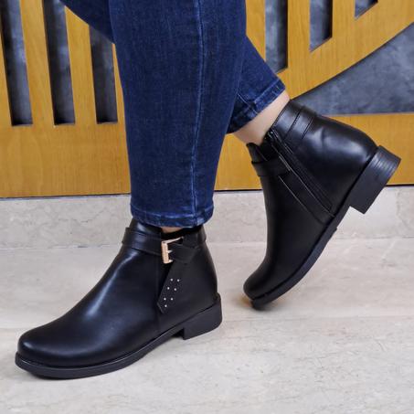 حذاء جلد ناعم و رطب ذو كعب مسطح