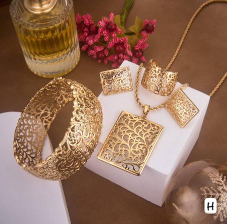 ✨ أربعة قطع... كفيلة بصنع إطلالة لا تُنسى! ✨inoxydable