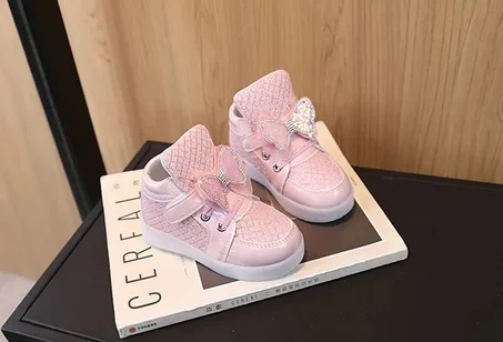 حذاء سنيكرز بناتي بربطة الفراشة متميز بإضاءة LED