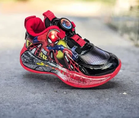 اجعل خطوات طفلك مليئة بالمرح والحماس مع أحذية سبايدرمان المضيئة!