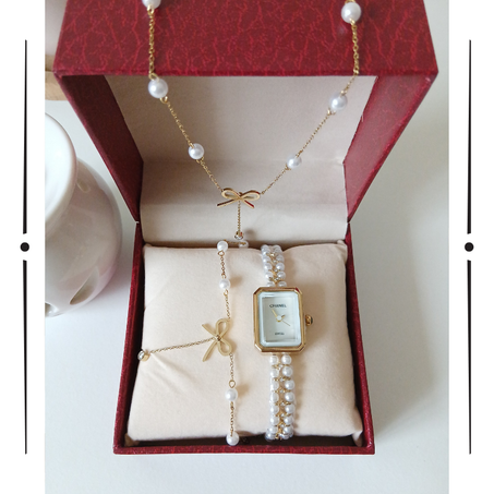 باك الفراشه مكون من كوليي وكورميط إنوكسيدابل وساعة نسائية شانيل إنوكسيدابل