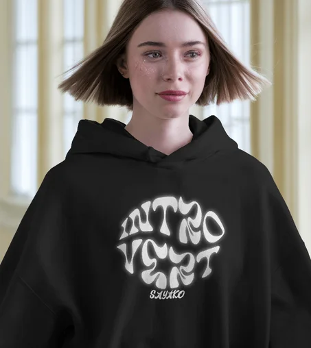 Desert Flame هودي أسود أنيق بتصميم “Introvert” يعكس شخصية هادئة لكنها قوية