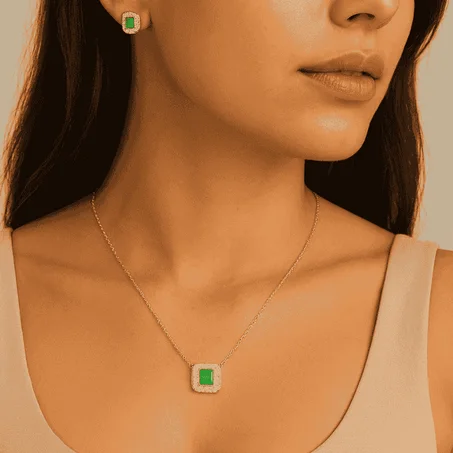 قلادة العنق الجذابة المزينة بحجر أخضر