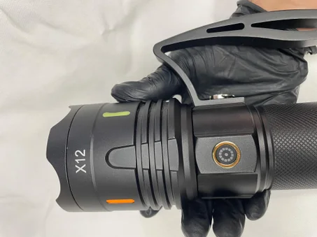 مصباح بتقنية الزووم والإضاءة القوية