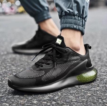 حذاء رياضي أسود و أخضر