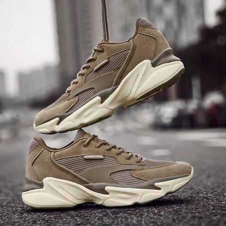 حذاء بني مخملي