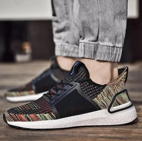 حذاء رياضي بنقشات ملونة