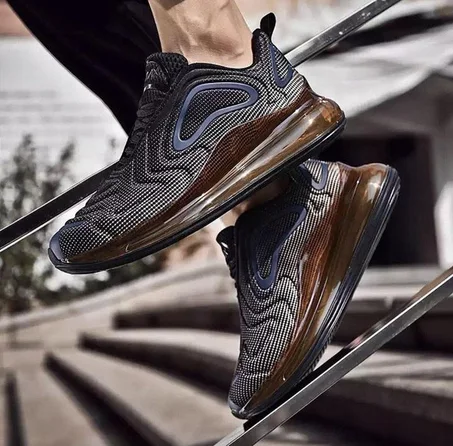 حذاء رياضي أسود و ذهبي