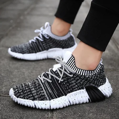 حذاء رياضي أسود بنقشات بيضاء