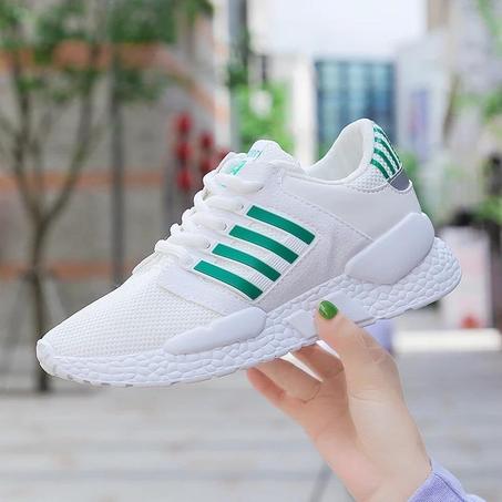 حذاء نسائي رياضي بخطوط خضراء