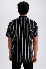 Casual short sleeve button-up shirt