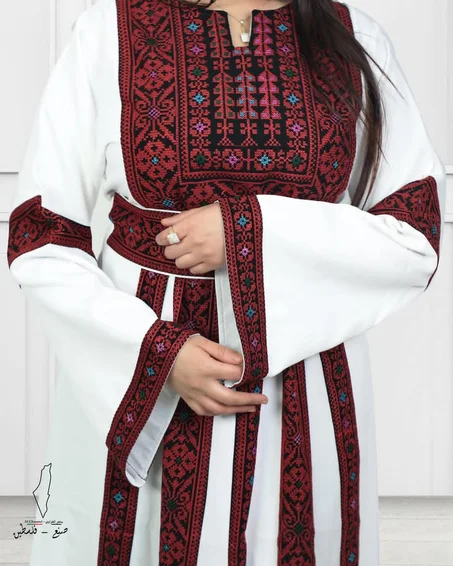 ثوب العروس اللون الأبيض