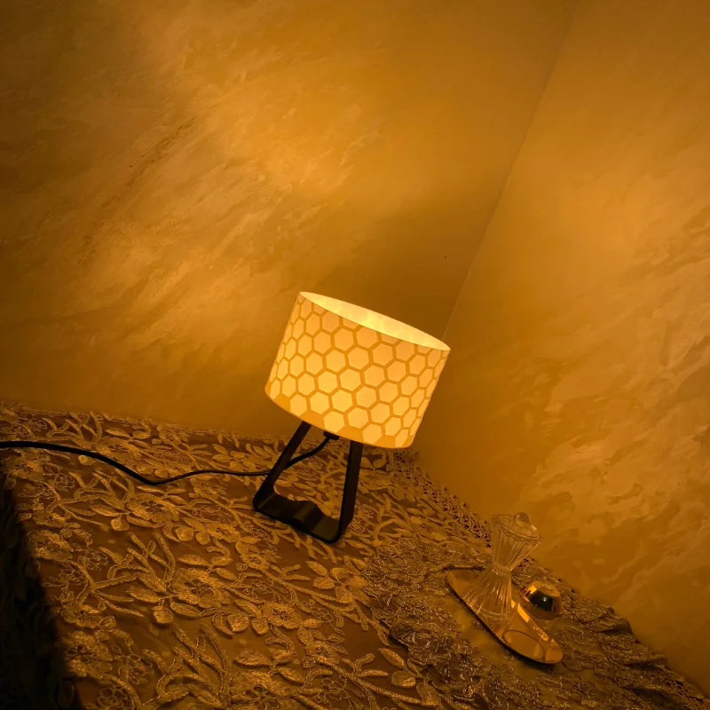 Lampe de Table “Cellule d’Abeille”