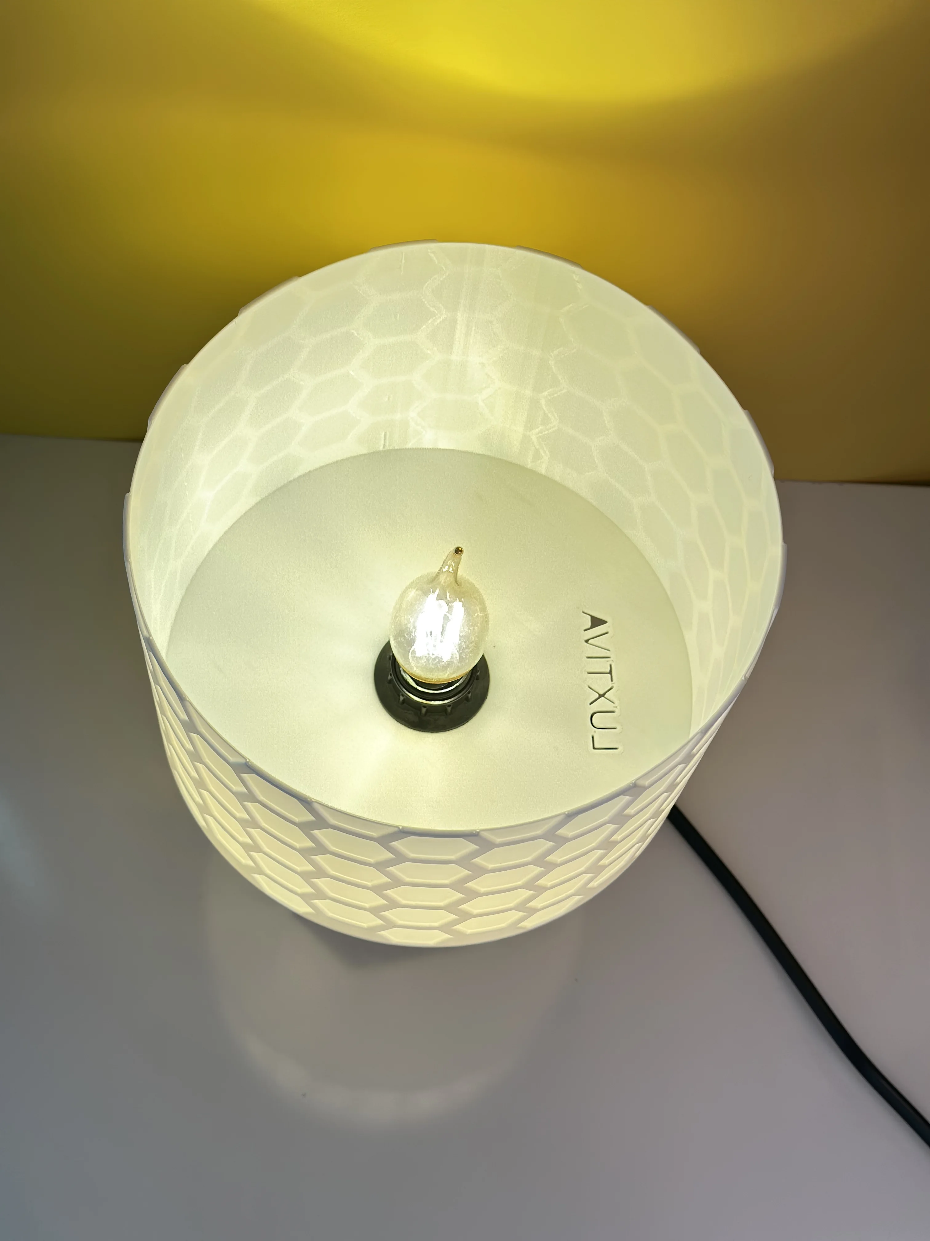 Lampe de Table “Cellule d’Abeille”