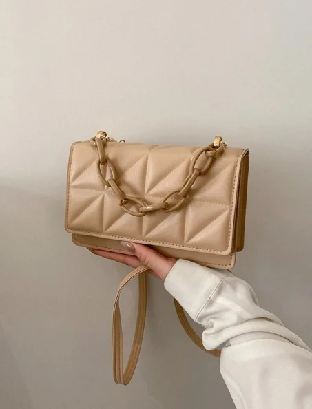 Sac carré léger et à la mode .