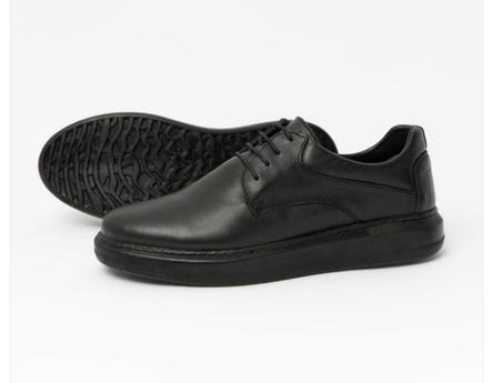 حذاء من الجلد متوفر بلونين الاسود والبني.