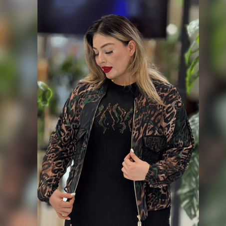 عباية فاخرة بالنقش النمري – لمسة أنوثة وقوة شخصية