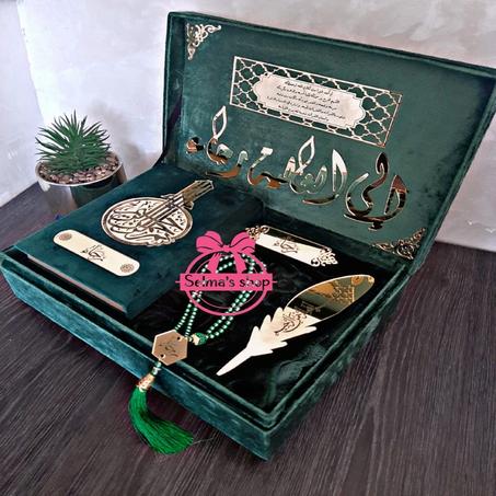 Un coffret luxueux composé d'un Coran, d'un chapelet et d'un tapis de prière avec une virgule de lecture علبة فاخرة مكونة من مصحف ومسبحة و سجادة للصلاة مع فاصلة القراءة