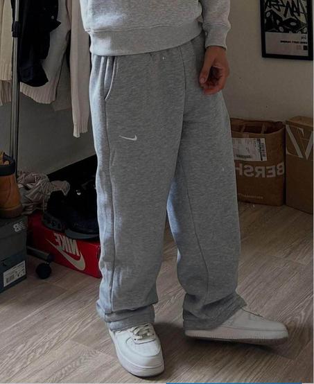 baggy jogger NIKE SOLO SWOOSH  (نايك مخيطة)