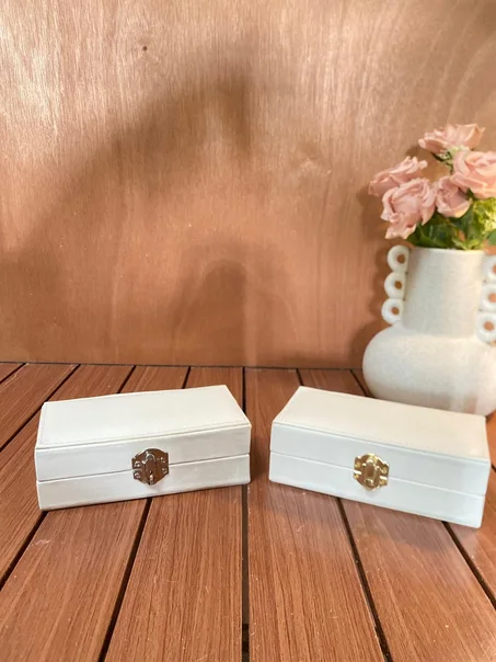 Mini boite (sdak )  Couleur disponible blanc beige et bordo