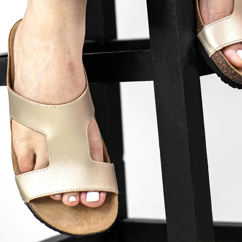 Sandale design épuré et compact